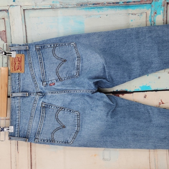 Levi's Skinny Wedgie Fit Distressed Jeans - Picture 5 of 9